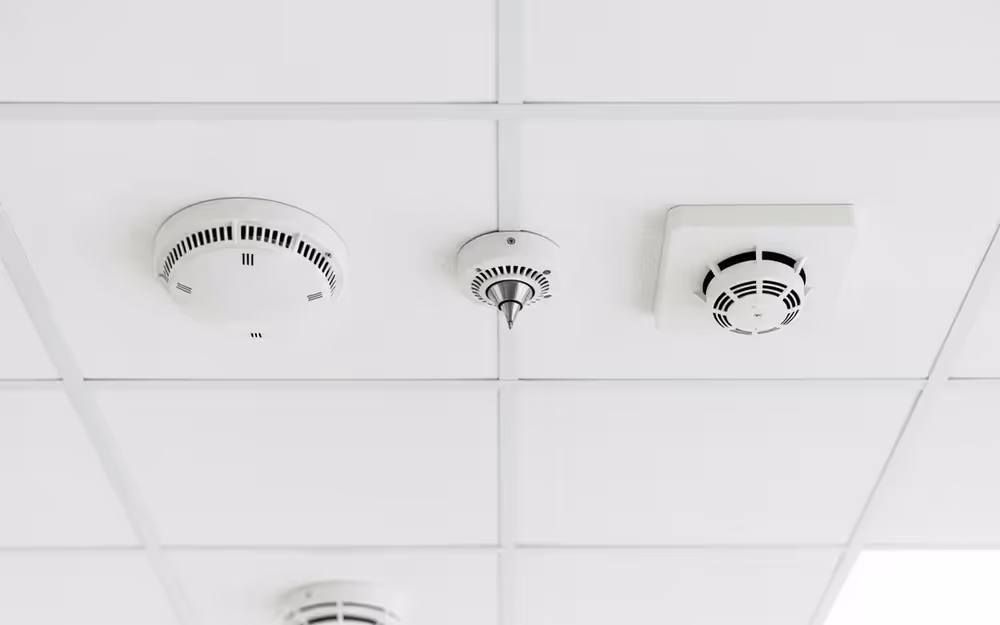 Detectores de humo instalados en el plafón de una oficina